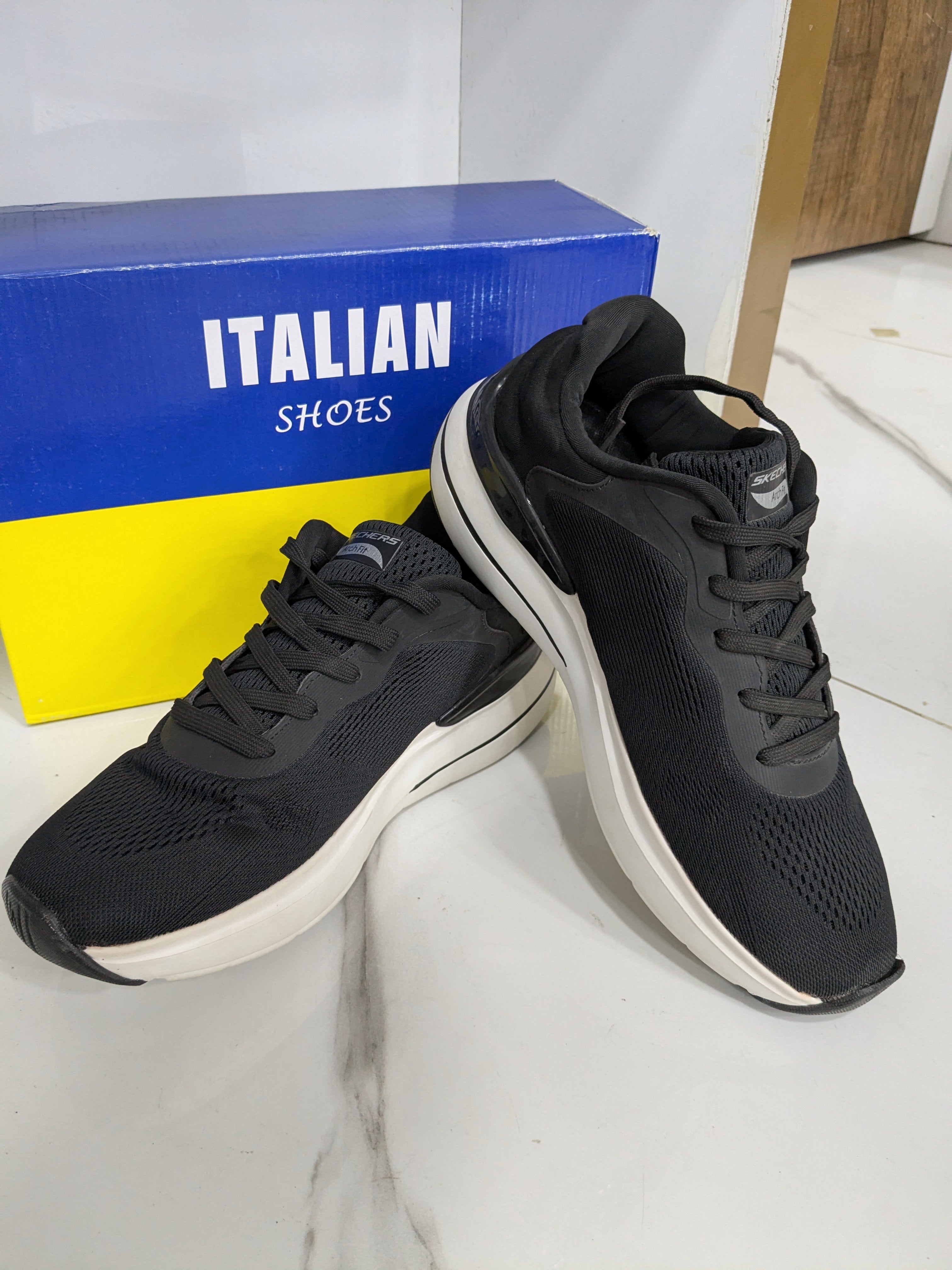 IT-43 Skechers Lace-Up Sports Shoes – Black